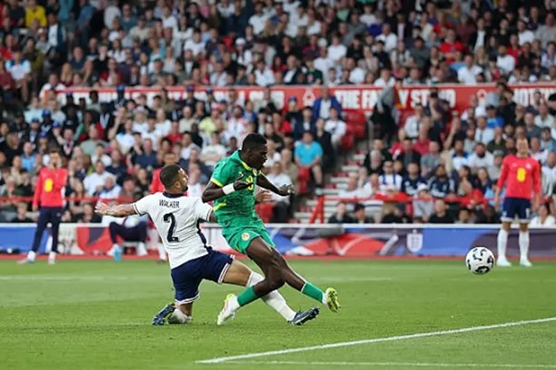 إنجلترا تتلقى هزيمة قاسية أمام السنغال في مباراة ودية بثلاثية نظيفة