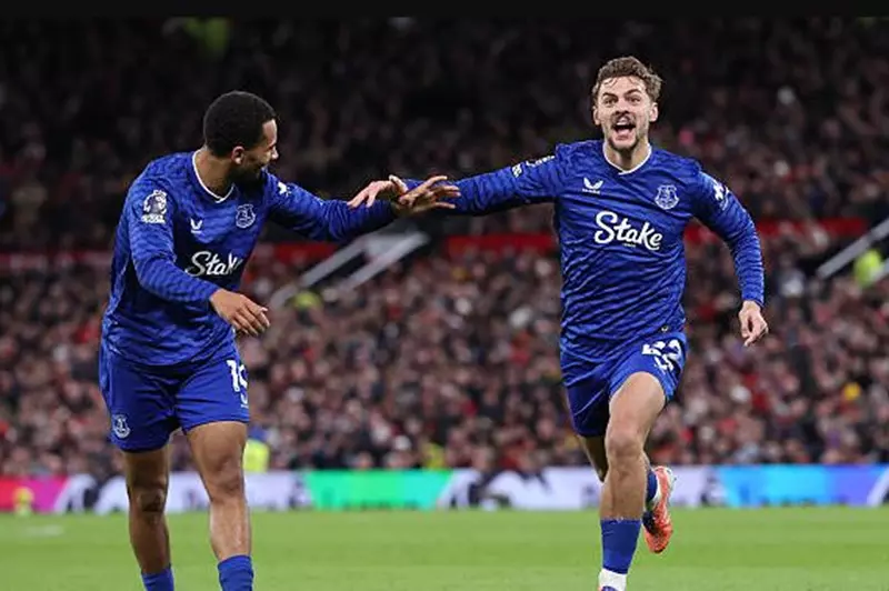 إيفرتون يوقف سلسلة مانشستر يونايتد في الدوري الإنجليزي