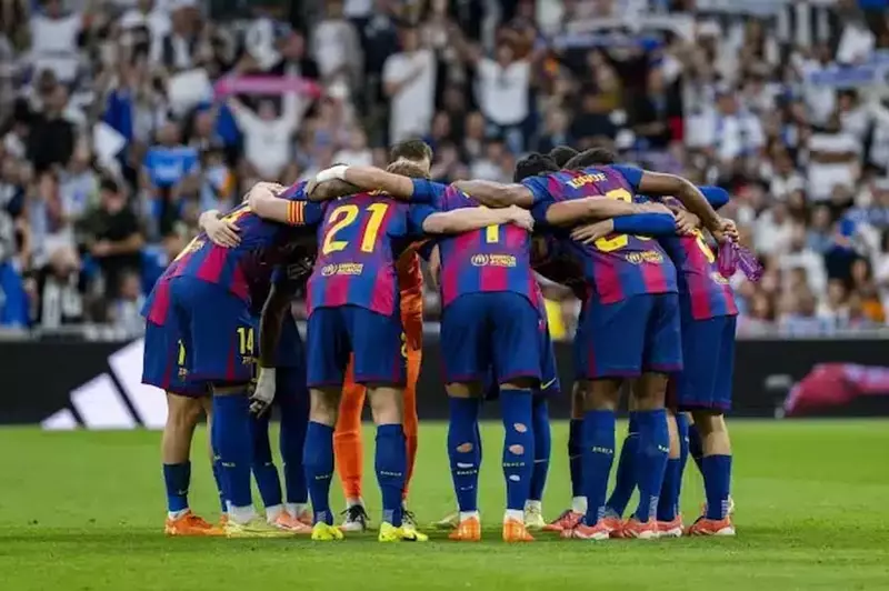 تطور مفاجئ في مفاوضات برشلونة لتجديد عقد كاسادو