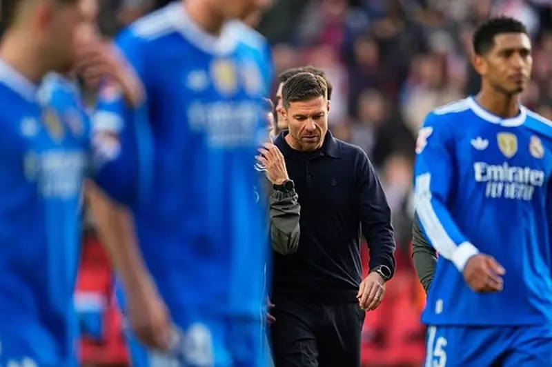 جدار ألونسو يظهر عليه بعض التشققات