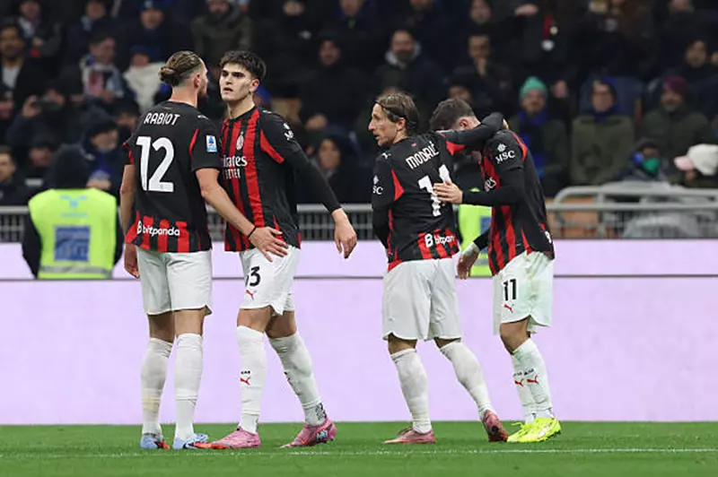 ميلان يلاحق روما ويقهر إنتر في قمة الدوري الإيطالي